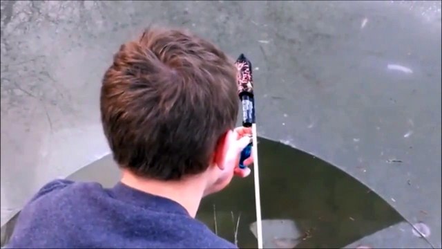 Il tire un feu artifice sous la glace et ce qui se passe est dingue