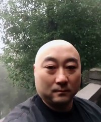 Cet homme a le crane invisible... Bizarre