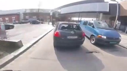 Un motard se fait rouler sur le pied, regardez comment il se venge !