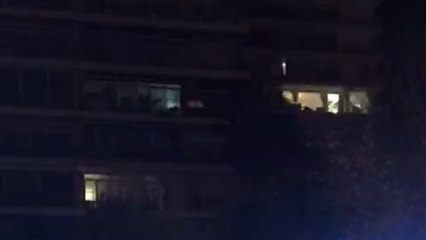 Vídeo en el que los mossos golpean el coche