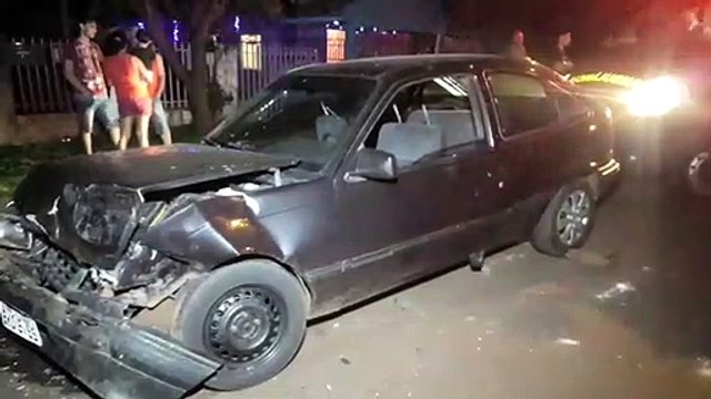 Três pessoas ficam feridas em batida entre carros