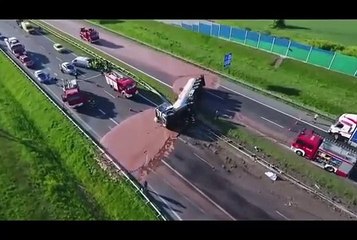 CAMINHAO DE CHOCOLATE ACIDENTADO COBRE RUA INTEIRA NA POLONIA