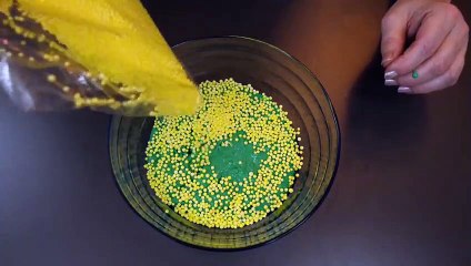 ASMR-Slime #18: Oma Tana streut Styroporkügelchen in Slime - sanfte Stimme