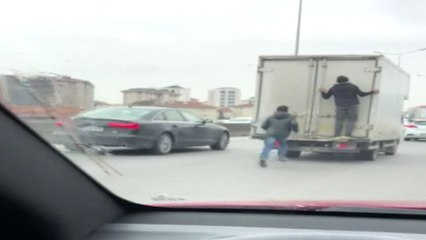 Çocukların Tehlikeli Oyunu Kamerada