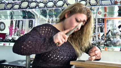 Sedef işlemeciliğine kadın eli