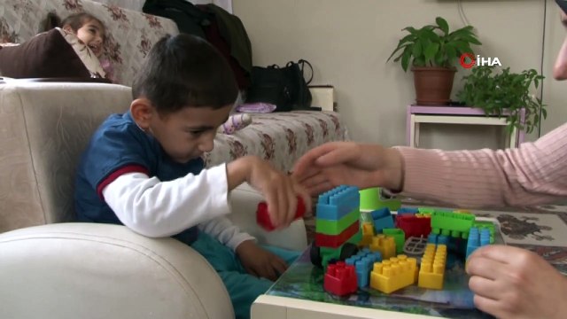 Gönüllere dokunan öğretmen...Aysel Öğretmen hafta sonu da engelli çocuklara özel eğitim dersleri veriyor