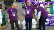 Farkındalık için klozete oturdular... ‘Acil tuvalet bekleyemez kartı’ uygulamasının Türkiye genelinde yaygınlaştırılması için klozetlere oturma eylemi gerçekleştirdi