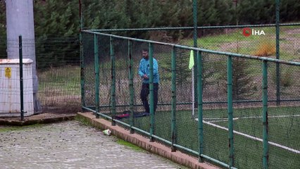 Maç öncesi namaz kılan oyuncunun görüntüsü sosyal medyada büyük ilgi gördü