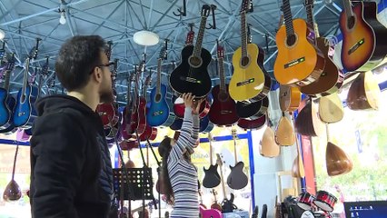 Engeline aldırmadan öğrencilerine sanat tutkusu aşılıyor - İZMİR