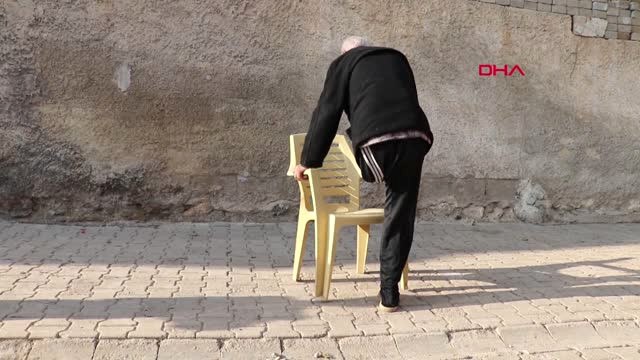 Şanlıurfa Plastik Sandalyeyi Baston Gibi Kullanıyor