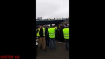 Une personne sort une gazeuse contre les gilets jaunes car ils lui ont volé ses clés de voiture