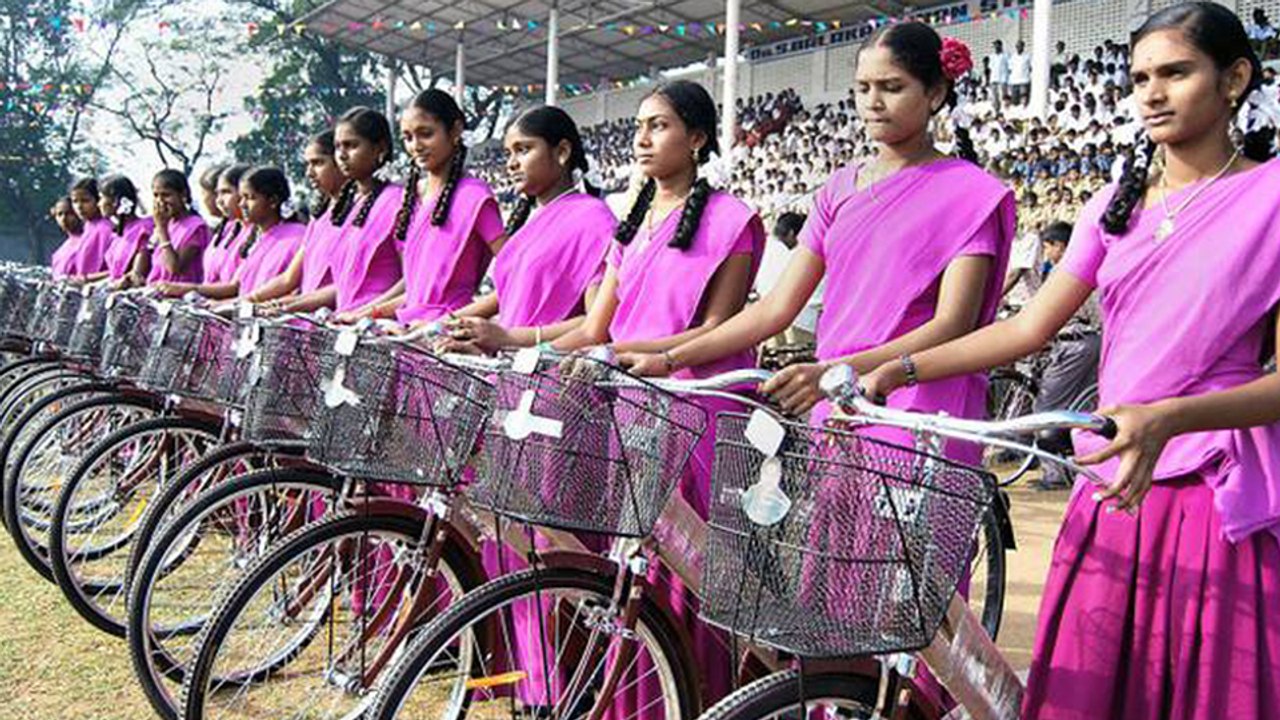 கர்நாடக நிராகரித்த சைக்கிளை மாணவர்களுக்கு வழங்கிய தமிழக அரசு ?