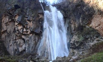 Yağış sonrası dev şelaleler oluştu