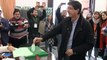 Juan Marín ejerce su derecho al voto en la biblioteca municipal de Sanlúcar