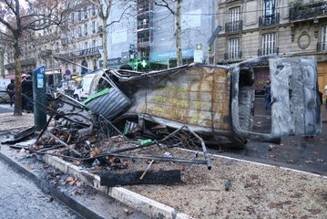 Paris'te Sokaklar Savaş Alanına Döndü
