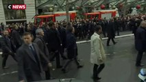 Emmanuel Macron accueilli par des sifflets et des applaudissements