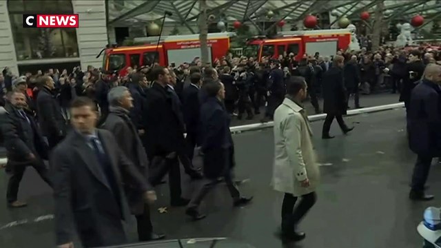 Emmanuel Macron accueilli par des sifflets et des applaudissements