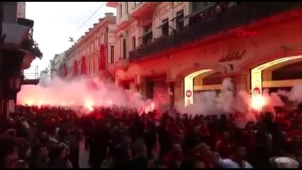 Spor Galatasaray Taraftarı Toplanmaya Başladı