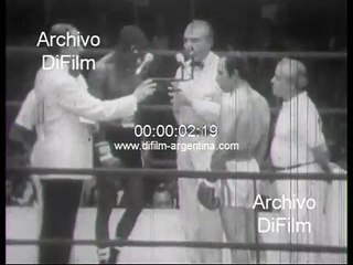 Nicolino Locche defeats by points Antonio Cervantes 1971