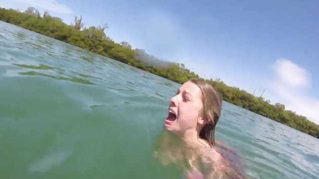 Une fille fait une crise d'hystérie quand elle découvre que d'énormes lamantins nagent sous elle...