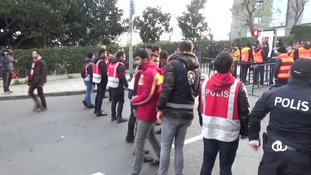 Galatasaraylı Taraftarlar Vodafone Park'a Doğru Harekete Geçti