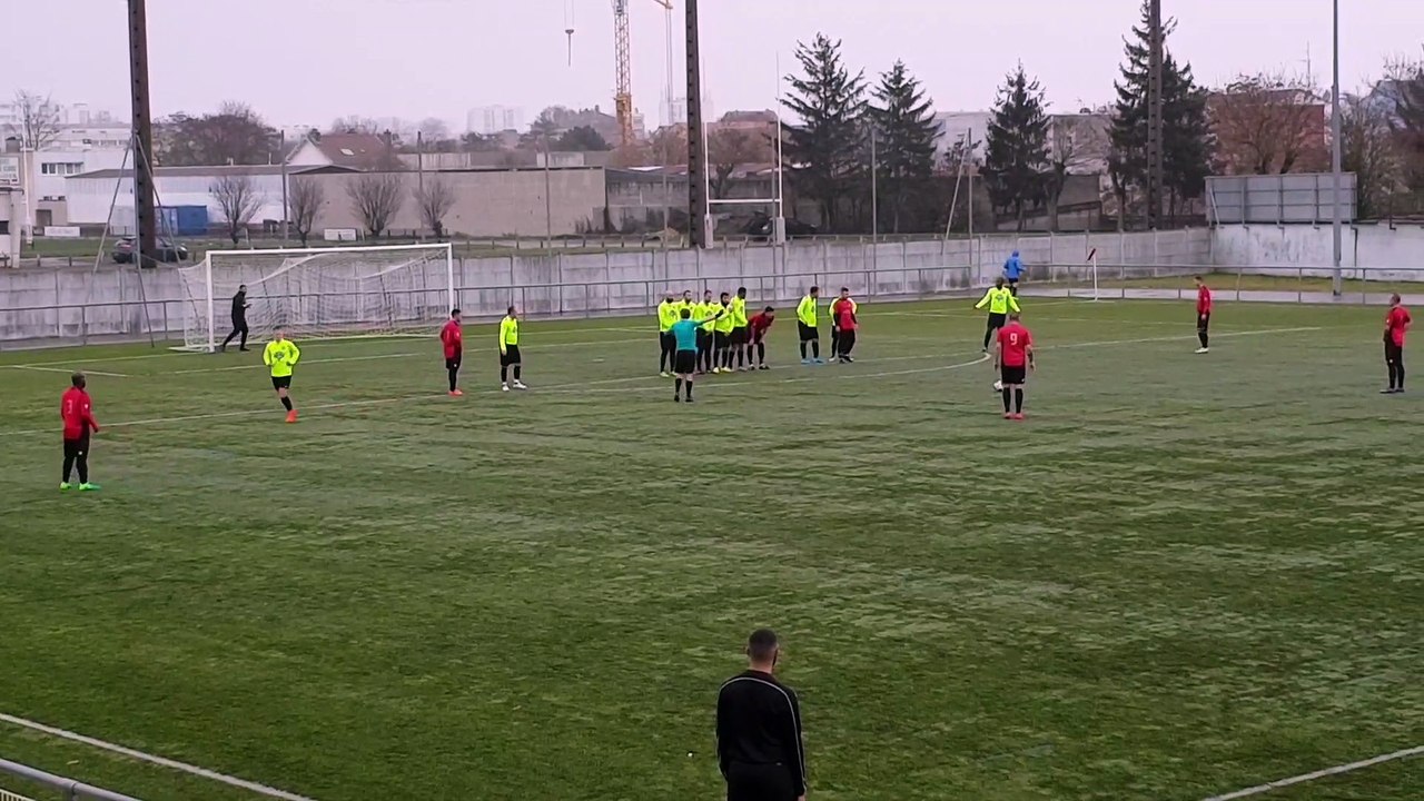 Le but sur coup franc de Steven Claude pour l'AJ René II dans le derby de quartier face à Nancy-Pichon