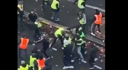 Aralarına karışan faşisti fark edince...