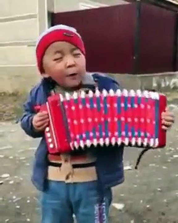 Akordeonla kendinden geçen velet