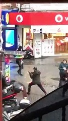Boks makinesine şekil yapan adam