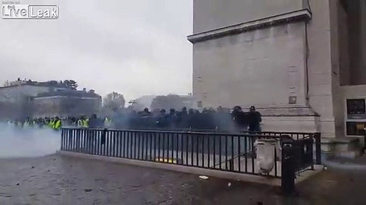 Ce CRS s'échappe des Gilets Jaunes par Miracle sur les Champs-Elysées à Paris