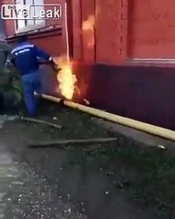 Download Video: Eteindre l'incendie d'un tuyau de gaz ? Impossible