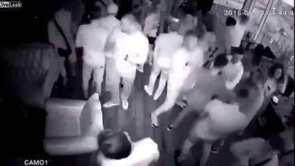 Ce type assomme tout le monde en boîte de nuit