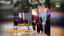 Incendie spectaculaire d'un sapin de noel dans un Supermarché en chine