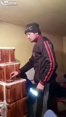 Il détruit un frigo avec un simple pétard