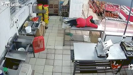 Effrayée par un chat, cette femme s'allonge sur une table