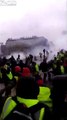 Gilets Jaunes : ils jettent des pavés sur les CRS autour de l'Arc de Triomphe à Paris