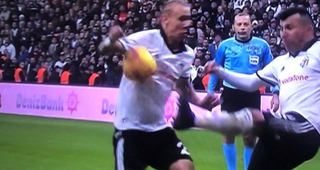 Beşiktaşlı Vida'nın Eline Çarpan Top, Galatasaraylıları Çıldırttı