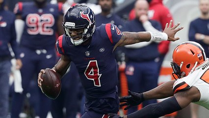 Watson bobs and weaves by pressure to find Akins for 13 yards