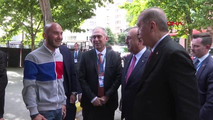 Cumhurbaşkanı Erdoğan Kendisini Karşılayan Gençleri Uçağına Davet Etti