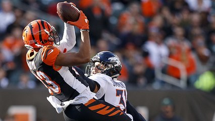 Tyler Boyd makes leaping catch for 22-yard gain