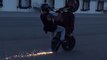 Un motard fait une roue avec sa moto et fini en feu! Oups