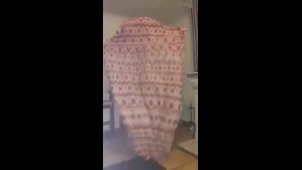 Elle piège son frère lors de son tour de magie... douloureux