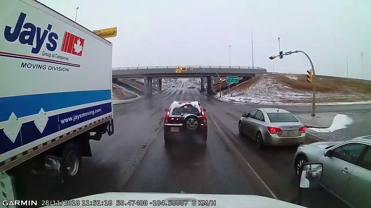 Cet automobiliste fait une sortie de route incr...