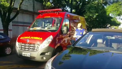 Colisão entre Azera e moto deixa jovem ferida