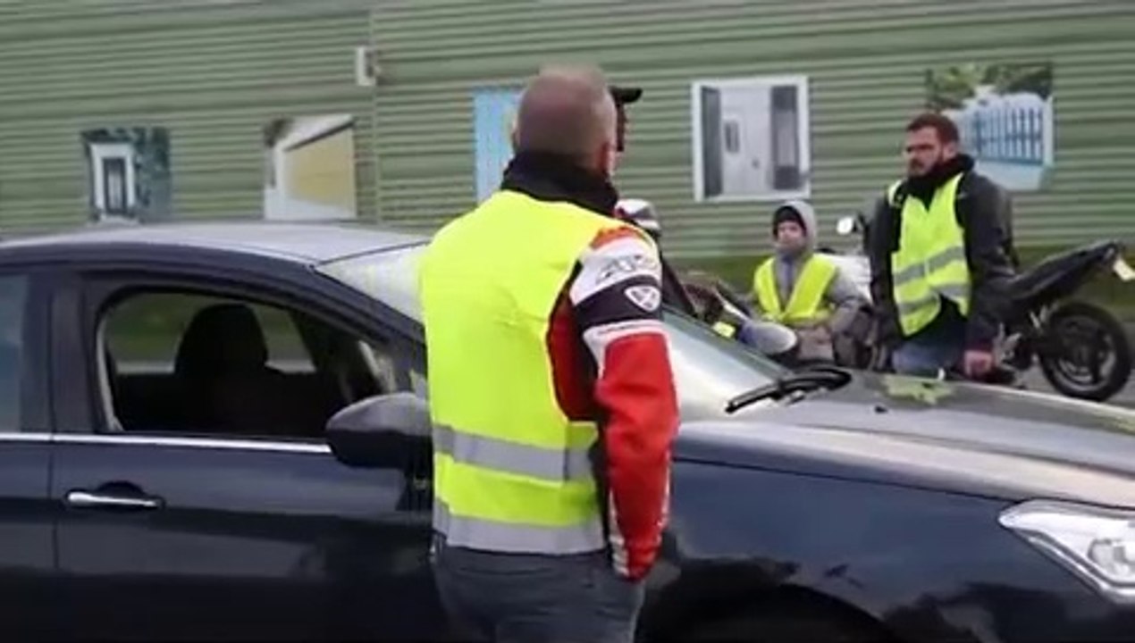 Gros clash entre automobilistes et gilets jaunes ! Seul contre une centaine de manifestants