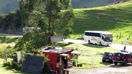 Buses en la Vía Facatativa - Albán, Cundinamarca, Colombia
