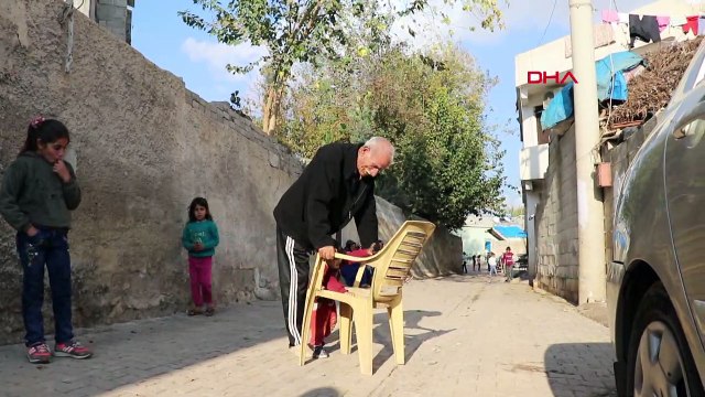 Plastik sandalyeyi baston gibi kullanıyor