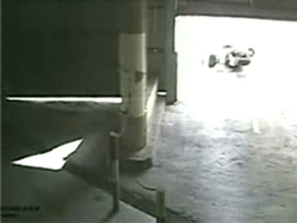 scooter se mange une porte de garage