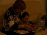 Mamie Geneviève fait la lecture à Alix