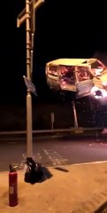 Des Gilets Jaunes mettent le feu à une voiture et la jette sur un péage à Narbonne